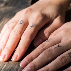 【医師が教える】指の刺青を消したい！指のタトゥー除去のおすすめ方法