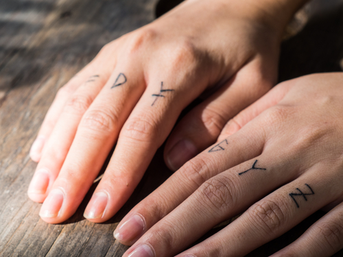 医師が教える 指の刺青を消したい 指のタトゥー除去のおすすめ方法 ブログ 名古屋タトゥー除去どっとこむ